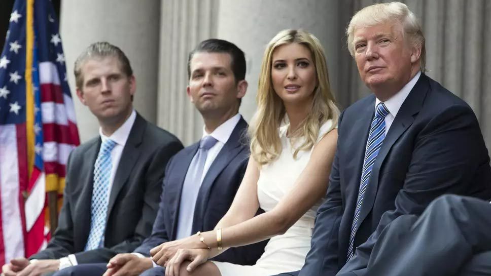 Gia đình ông Trump bất ngờ bị kiện