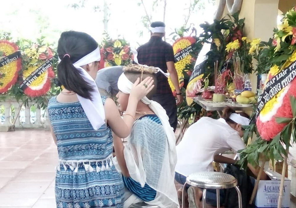 Nữ phóng viên mất đột ngột, con trai khóc nghẹn ngày tiễn mẹ