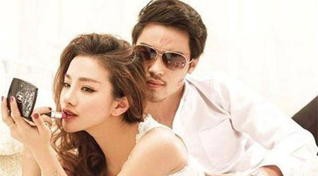 Đưa bồ nhí đi du lịch, chết sững khi nhìn thấy giữa bãi biển vợ ôm ấp nhân tình