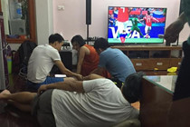 Những ông bố 'bá đạo' mùa World Cup: Càng xem bóng đá càng ngủ ngon