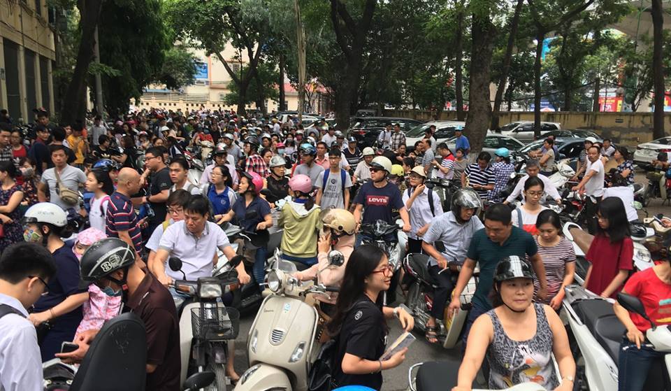 Thi vào lớp 10: Trường Nguyễn Tất Thành đông chưa từng có