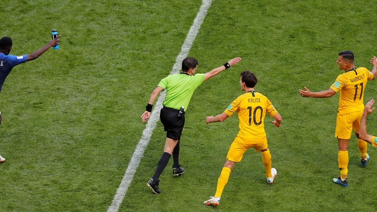 Pháp thắng tranh cãi, trọng tài đã