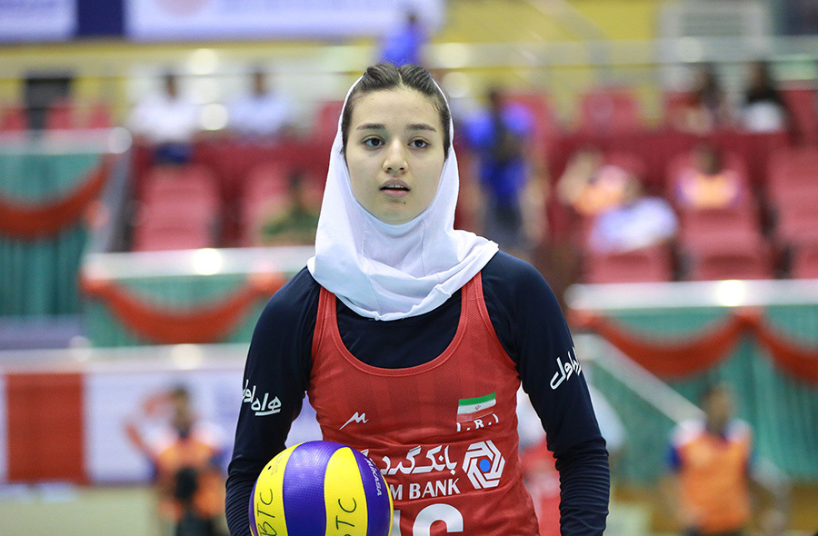 Ngỡ ngàng nhan sắc chân dài bóng chuyền Iran 17 tuổi