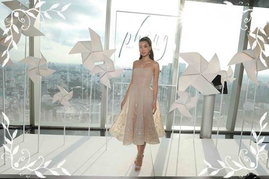 Hoa hậu Đỗ Mỹ Linh diện trang sức 3 tỷ đi xem thời trang