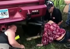 Cô gái khốn khổ vì kẹt đầu trong ống xả của xe tải