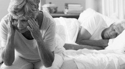 'Bật mí' 7 cách khắc phục chứng mất ngủ ở người già
