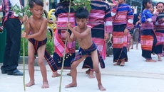 "Cha mẹ bây giờ không để các con ngủ rẫy nữa"