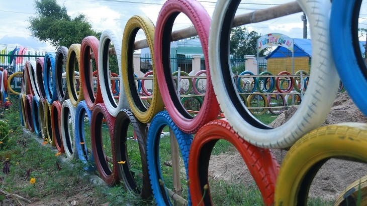 Những món đồ chơi tự chế độc đáo từ lốp xe, vỏ hộp sữa