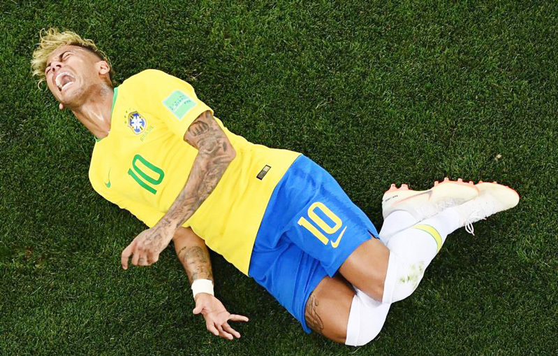 Thụy Sỹ chơi đòn bẩn, Neymar bị 