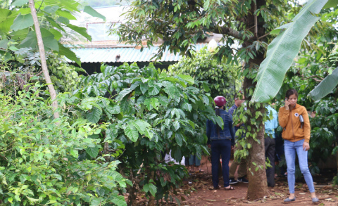 Người phụ nữ treo cổ bên cạnh thi thể một thầy giáo