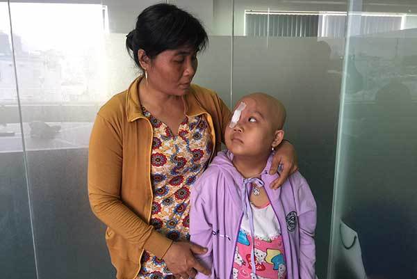 Uống thuốc nhiều hơn ăn cơm, tính mạng cô bé ung thư bị đe dọa