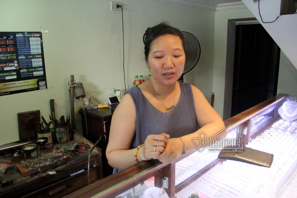 Táo tợn giật phăng túi nhẫn từ tay chủ tiệm vàng ở Hà Nội