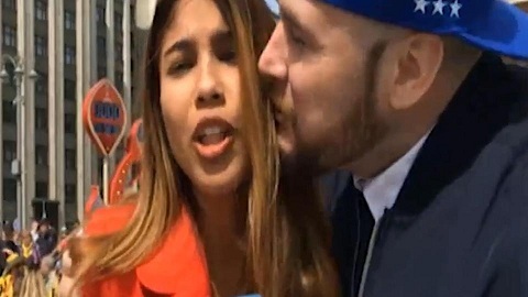 Nữ phóng viên World Cup bị cưỡng hôn