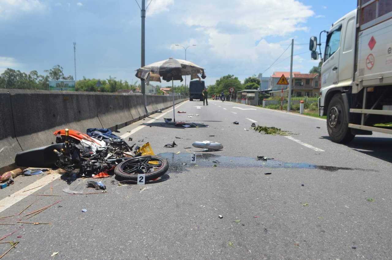 Xe máy tăng tốc vượt xe tải bất ngờ mất lái bị cuốn vào gầm, 1 người chết