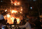 Cháy lớn lúc nửa đêm ở khu Chợ Lớn, nhà 5 tầng bị thiêu rụi