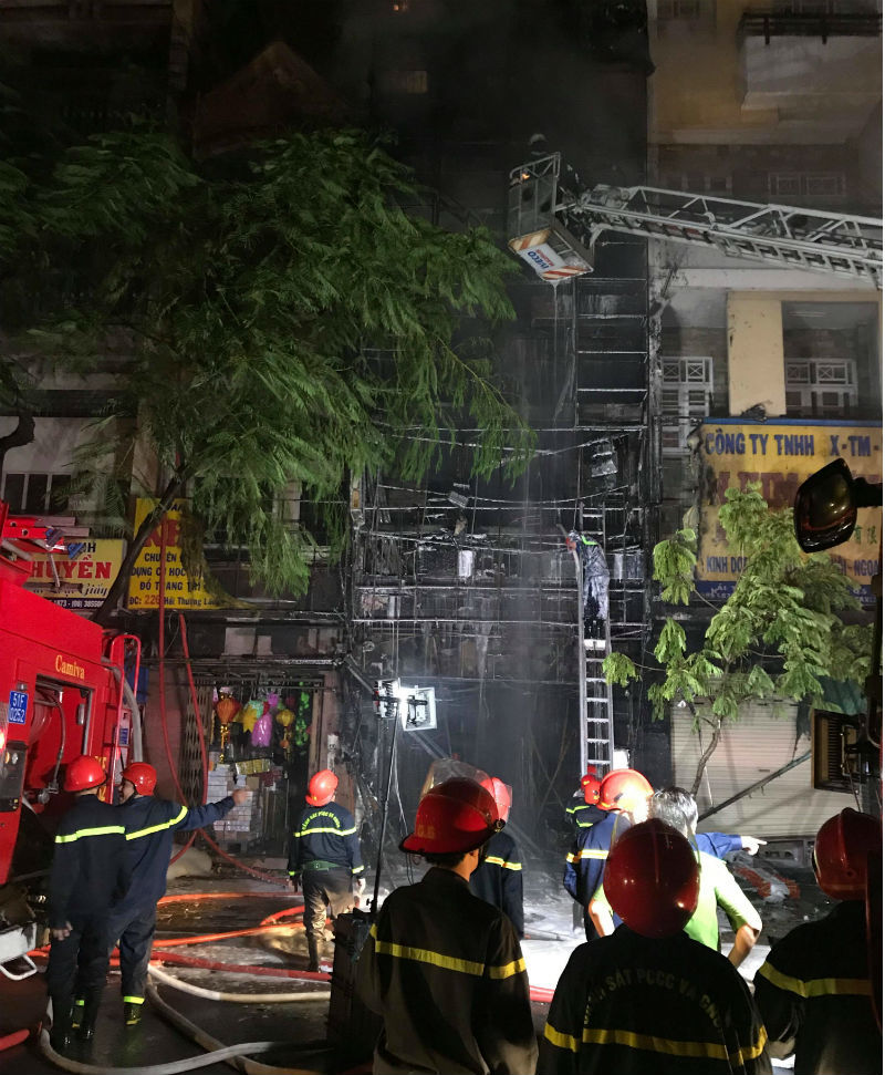 Cháy lớn lúc nửa đêm ở khu Chợ Lớn, nhà 5 tầng bị thiêu rụi