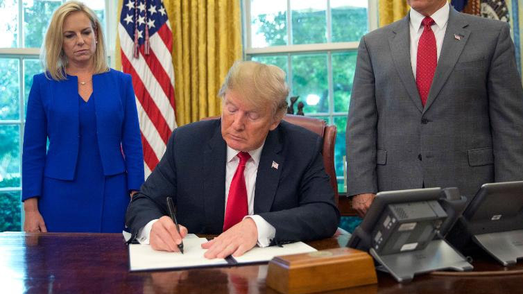 Ông Trump bất ngờ dừng chính sách chia cắt gia đình nhập cư gây tranh cãi