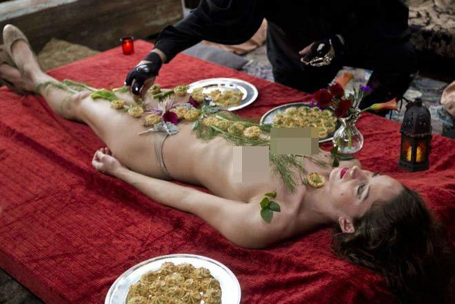 Vén màn thú vui ăn tiệc trên cơ thể người mẫu khỏa thân