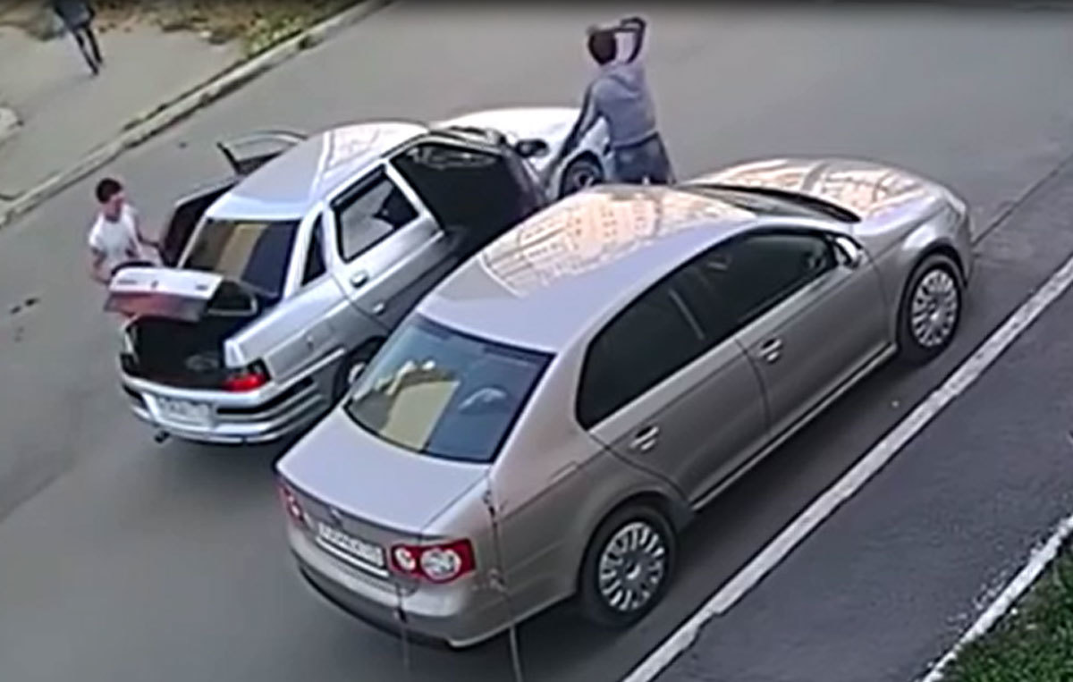 Ngang nhiên tháo trộm chụp la-zăng ô tô giữa ban ngày