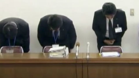 Sếp lớn cúi đầu xin lỗi trên truyền hình vì nhân viên nghỉ trưa sớm 3 phút