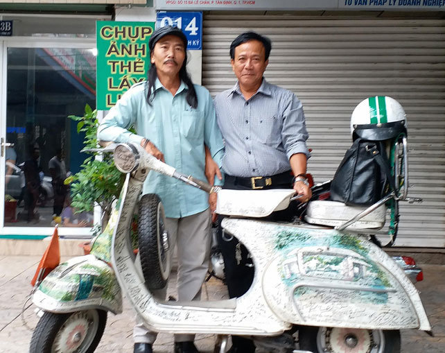 Ngắm chiếc Vespa cổ tiền tỷ có gần 800 chữ ký của nhà báo trên khắp Việt Nam