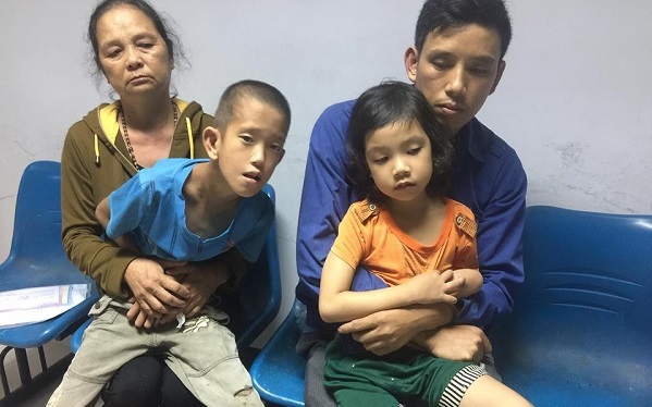 Cảnh khốn cùng của gia đình nghèo có hai con bệnh hiểm