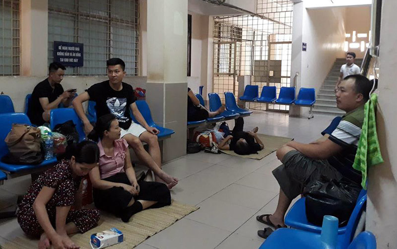 Người đàn ông đạp cửa vào phòng khám khiến bác sĩ tái mặt