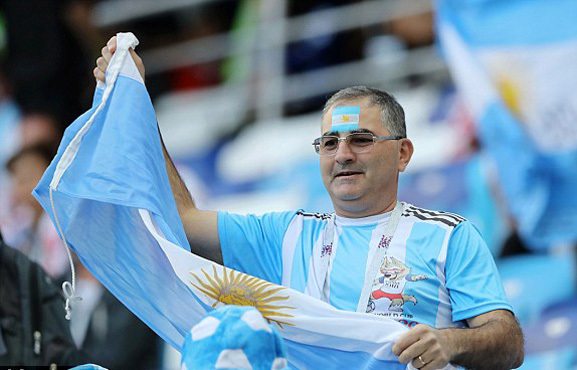 CĐV hai đội Croatia và Argentina