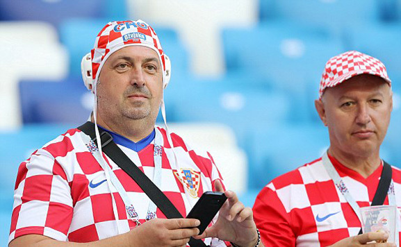 CĐV hai đội Croatia và Argentina