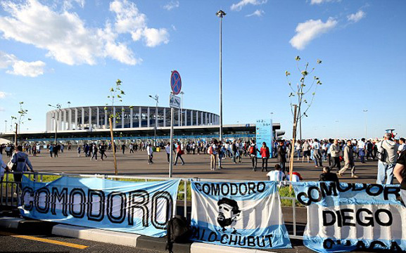Quang cảnh bên ngoài sân đấu ở Nizhny Novgorod trước trận Argentina vs Croatia