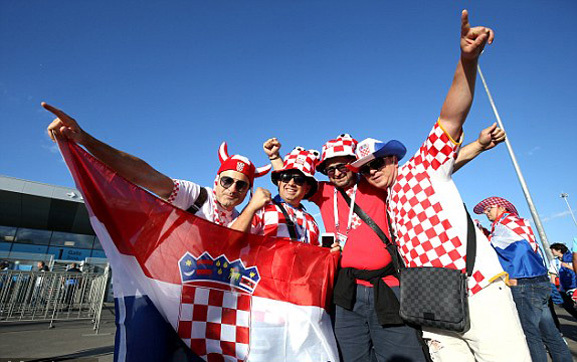 Quang cảnh bên ngoài sân đấu ở Nizhny Novgorod trước trận Argentina vs Croatia