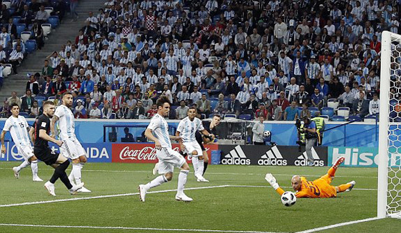 Caballero đổ người cứu thua cho Argentina