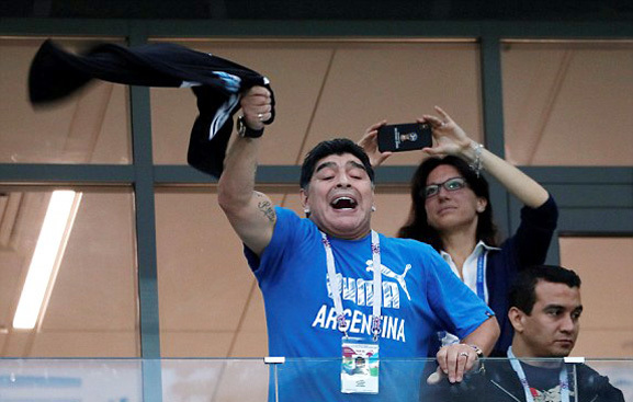 Maradona cổ vũ cho các đàn em