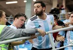 Argentina thua mất mặt, HLV Sampaoli bị tấn công