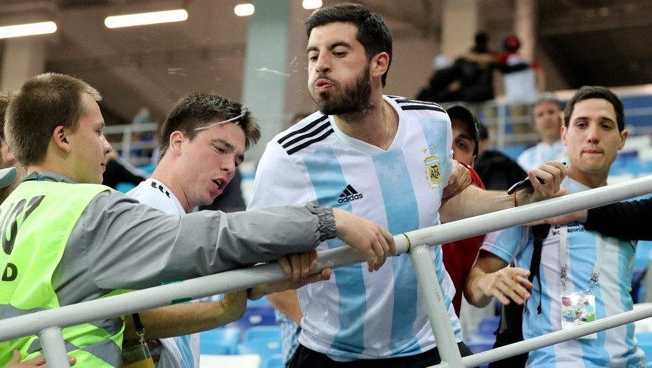 Argentina thua mất mặt, HLV Sampaoli bị tấn công