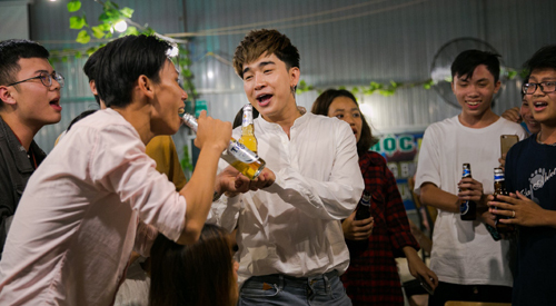 Chi Dân ghi điểm đậm vì quá 'chiều' fan Quy Nhơn