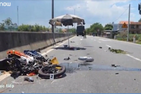 Váy chống nắng cuốn vào xe máy, 1 người chết thảm dưới gầm xe tải