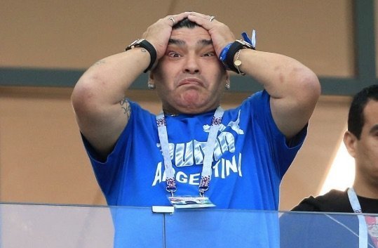 Maradona khóc nghẹn, ăn cả móng tay khi Argentina thua thảm Croatia