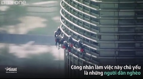Rùng mình cảnh lau kính bên ngoài tòa nhà cao nhất thế giới