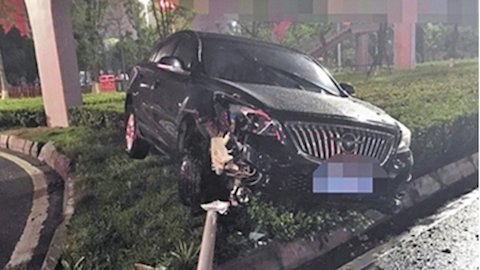 Cổ động viên Trung Quốc đau tim, say xỉn, đâm xe khi 'cháy' cùng World Cup