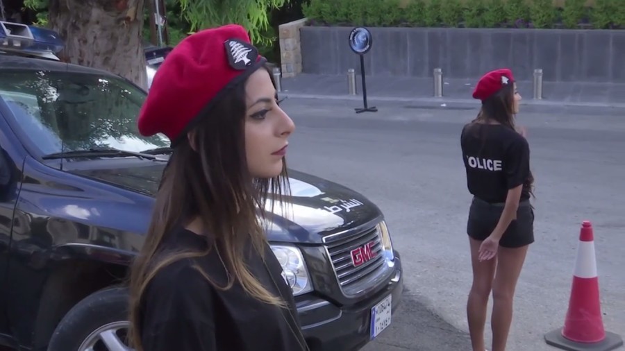 Ngắm nữ cảnh sát Lebanon với mũ nồi đỏ, quần sóc đen