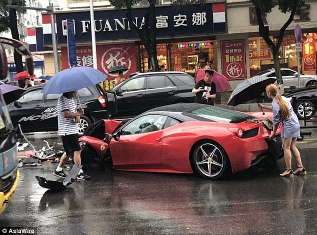 Phá tan siêu xe Ferrari 15 tỷ sau vài phút ngồi trên ghế lái