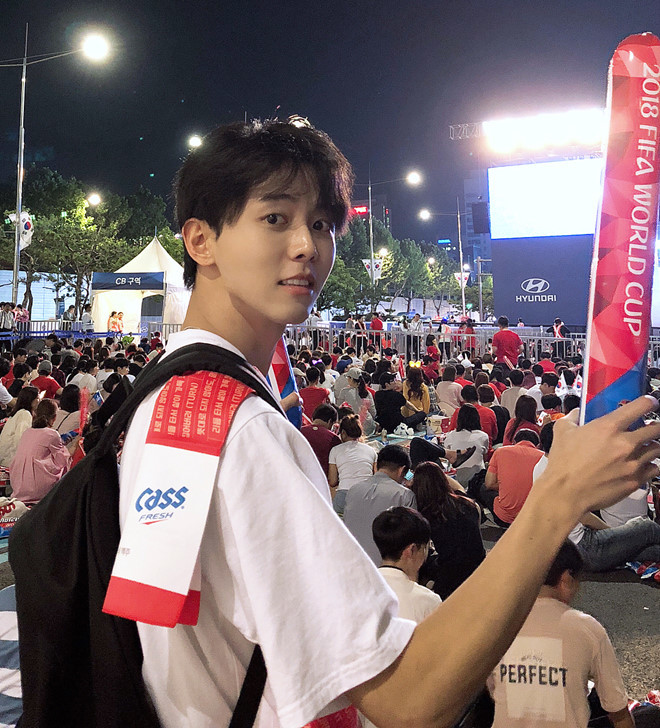 Trai đẹp Hàn Quốc 32 tuổi, cao 1,88 m nổi bật khi đi xem World Cup