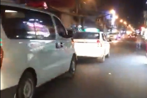 Tài xế taxi quyết không nhường đường, chạy chặn đầu xe cứu thương