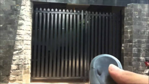 Bị cổng sắt điều khiển từ xa ép vào tường, chủ nhà tràn máu màng tim