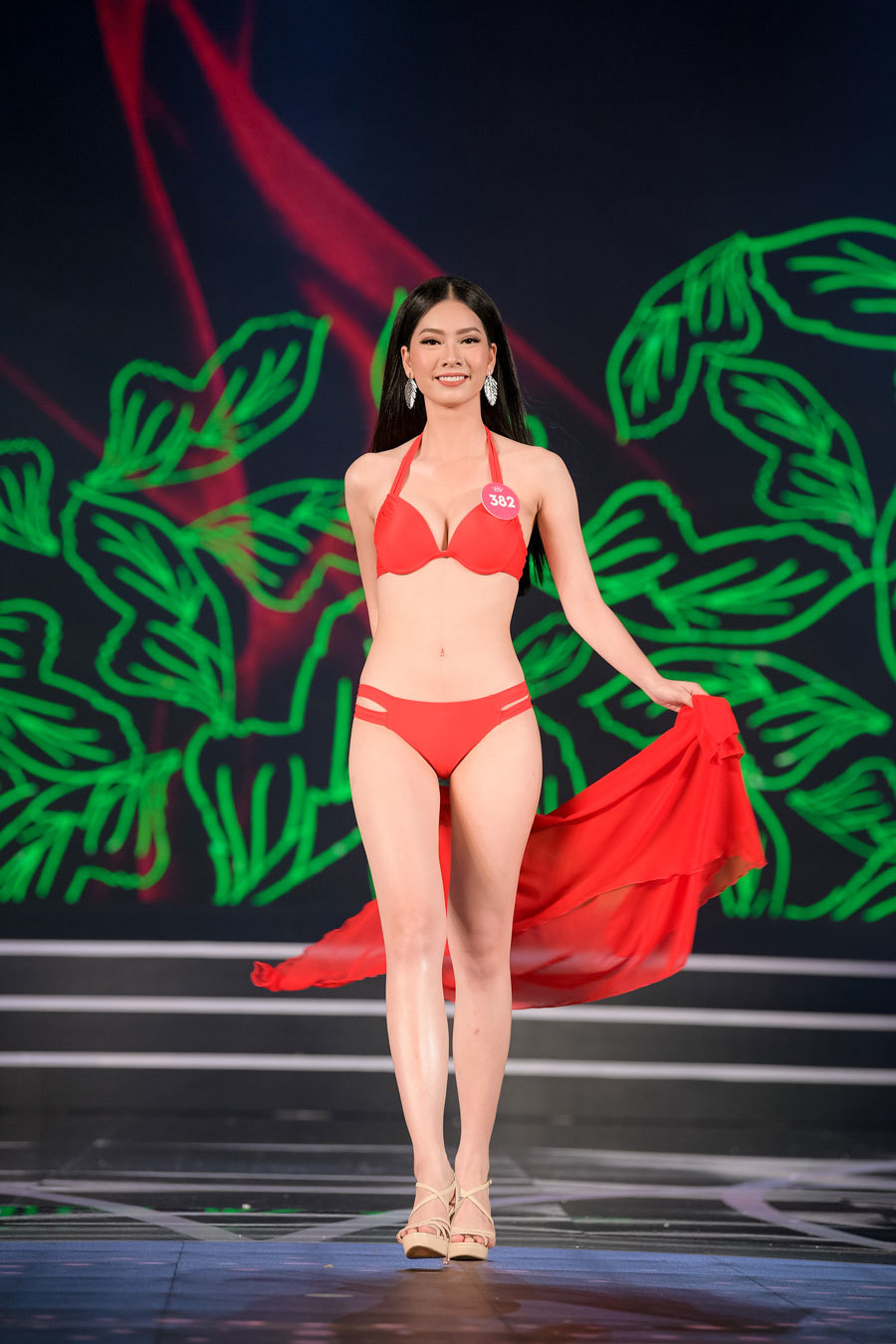 [Image: top-thi-sinh-hoa-hau-viet-nam-2018-ruc-d...kini-2.jpg]