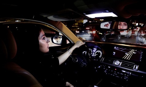 Hình ảnh phái đẹp Ảrập Xêút phấn khích lái xe ra đường giữa đêm