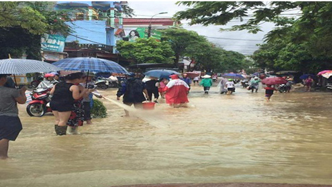 Mưa lớn xối xả, TP Hà Giang ngập như sông