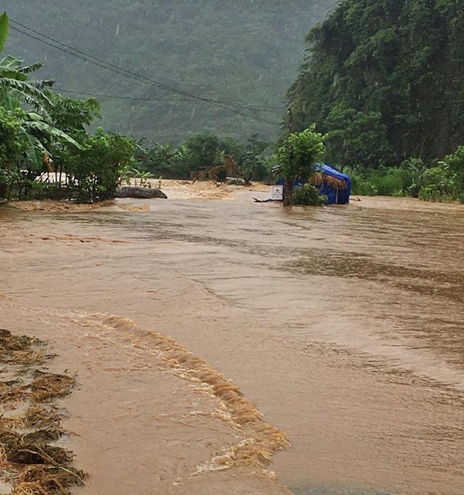 Thí sinh ở Hà Giang băng rừng, dùng bè mảng đến điểm thi