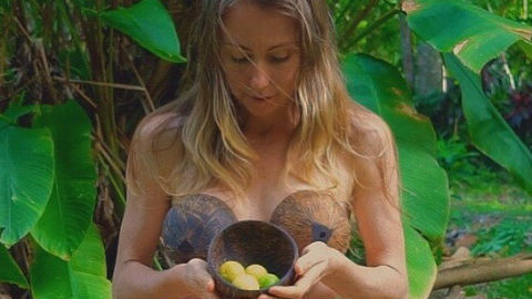 Cô gái người Úc hạnh phúc khi bỏ phố vào rừng ở nude